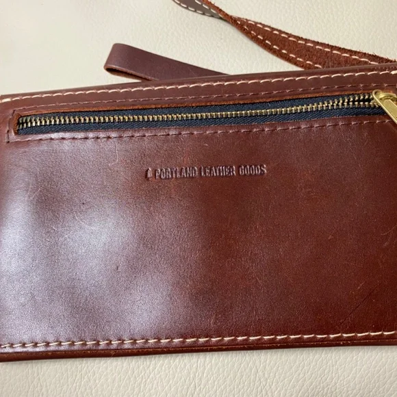 Portland Leather Goods Convertible Envelope Crossbody Bag - Picture 8 of 12